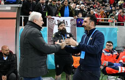 Acuzat de tactici murdare, Șumudică vine cu varianta lui! Ce spune că i-ar fi șoptit, de fapt, la ureche lui Charalambous: „Acu ce face, caută alibiuri?!”