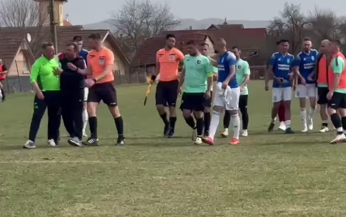 Incident șocant în Sibiu! Un fotbalist a fost CĂLCAT pe cap și umplut de sânge de suporterii și jucătorii adverși: „Am depus plângere penală”