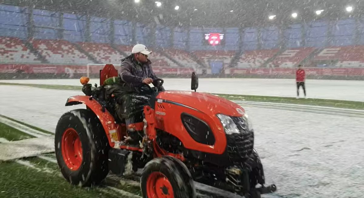 S-a întors iarna! » Cum arată terenul cu 90 de minute înainte de Sepsi - Gloria Buzău