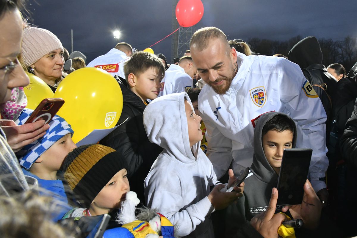 „Zidul galben”, din nou lângă jucătorii României » Apariție surpriză a unui jucător lângă sute de fani care au venit la antrenamentul „naționalei”