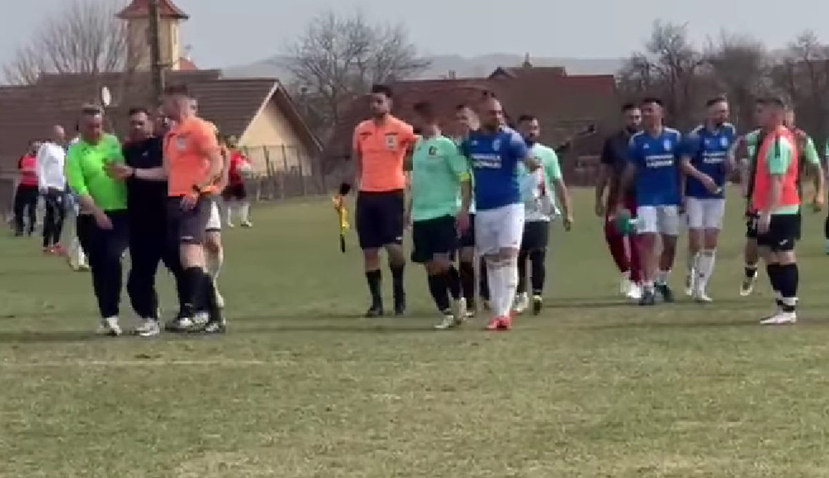Incident șocant în Sibiu! Un fotbalist a fost CĂLCAT pe cap și umplut de sânge de suporterii și jucătorii adverși: „Am depus plângere penală”