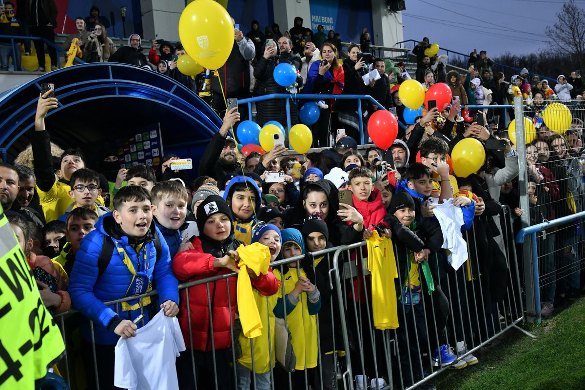 Sute de fani au venit la antrenamentul României