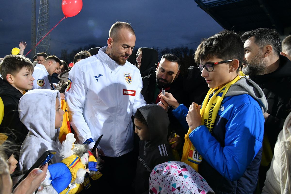 „Zidul galben”, din nou lângă jucătorii României » Apariție surpriză a unui jucător lângă sute de fani care au venit la antrenamentul „naționalei”