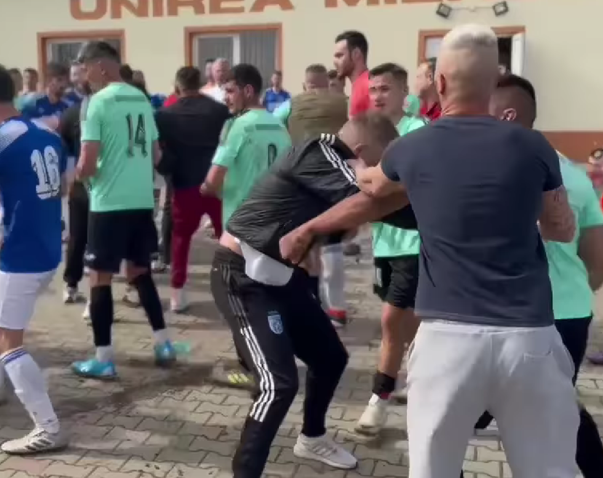 Incident șocant în Sibiu! Un fotbalist a fost CĂLCAT pe cap și umplut de sânge de suporterii și jucătorii adverși: „Am depus plângere penală”