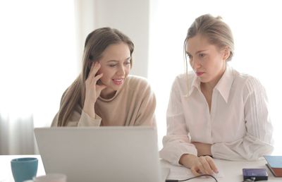 Am un loc de muncă în sectorul public. Cum pot face tranziția către sectorul privat?