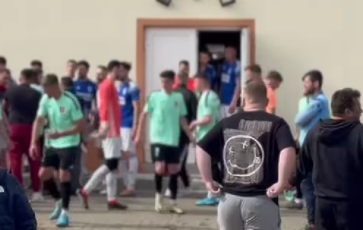 Incident șocant în Sibiu! Un fotbalist a fost CĂLCAT pe cap și umplut de sânge de suporterii și jucătorii adverși: „Am depus plângere penală”