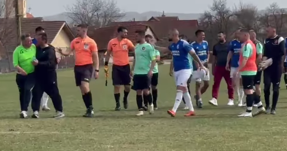 Incident șocant în Sibiu! Un fotbalist a fost CĂLCAT pe cap și umplut de sânge de suporterii și jucătorii adverși: „Am depus plângere penală”