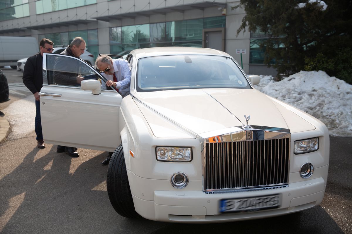 Ion Țiriac, surprins pe străzile din București cu o mașină din 2004 și peste 65.000 de kilometri la bord