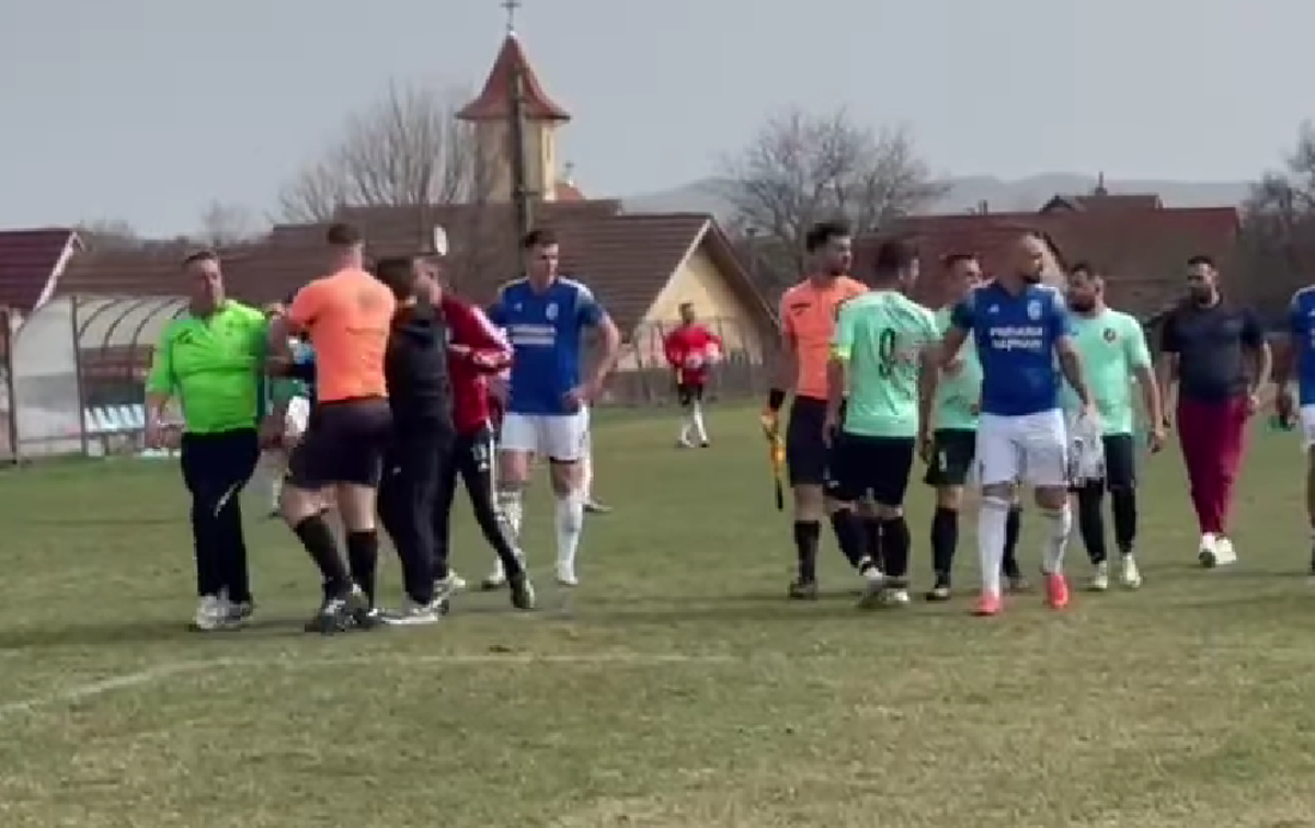Incident șocant în Sibiu! Un fotbalist a fost CĂLCAT pe cap și umplut de sânge de suporterii și jucătorii adverși: „Am depus plângere penală”