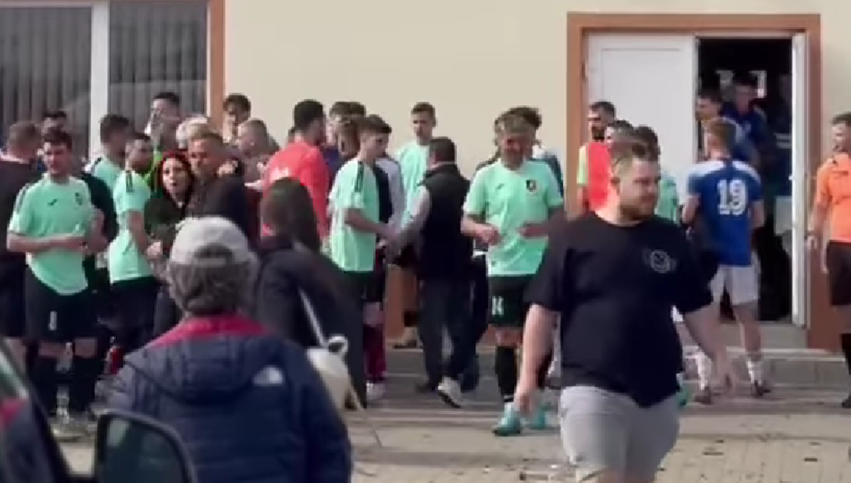 Incident șocant în Sibiu! Un fotbalist a fost CĂLCAT pe cap și umplut de sânge de suporterii și jucătorii adverși: „Am depus plângere penală”