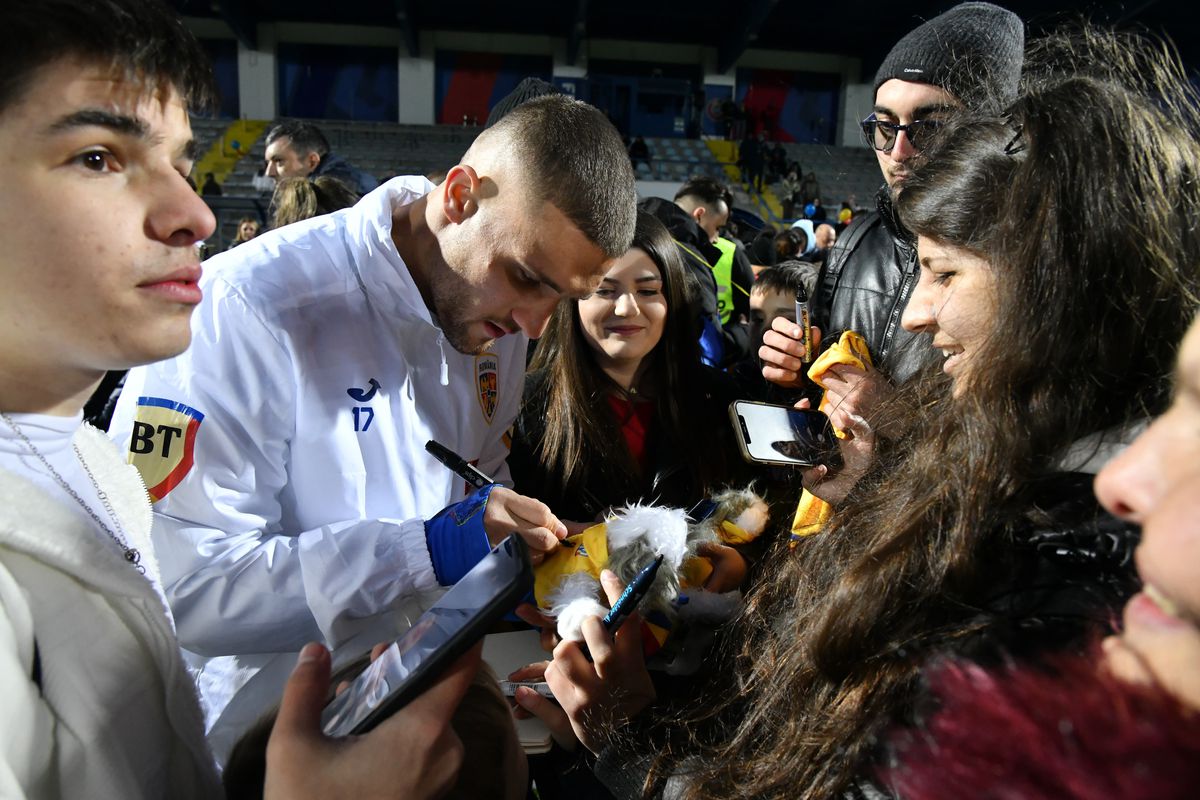 Sute de fani au venit la antrenamentul României