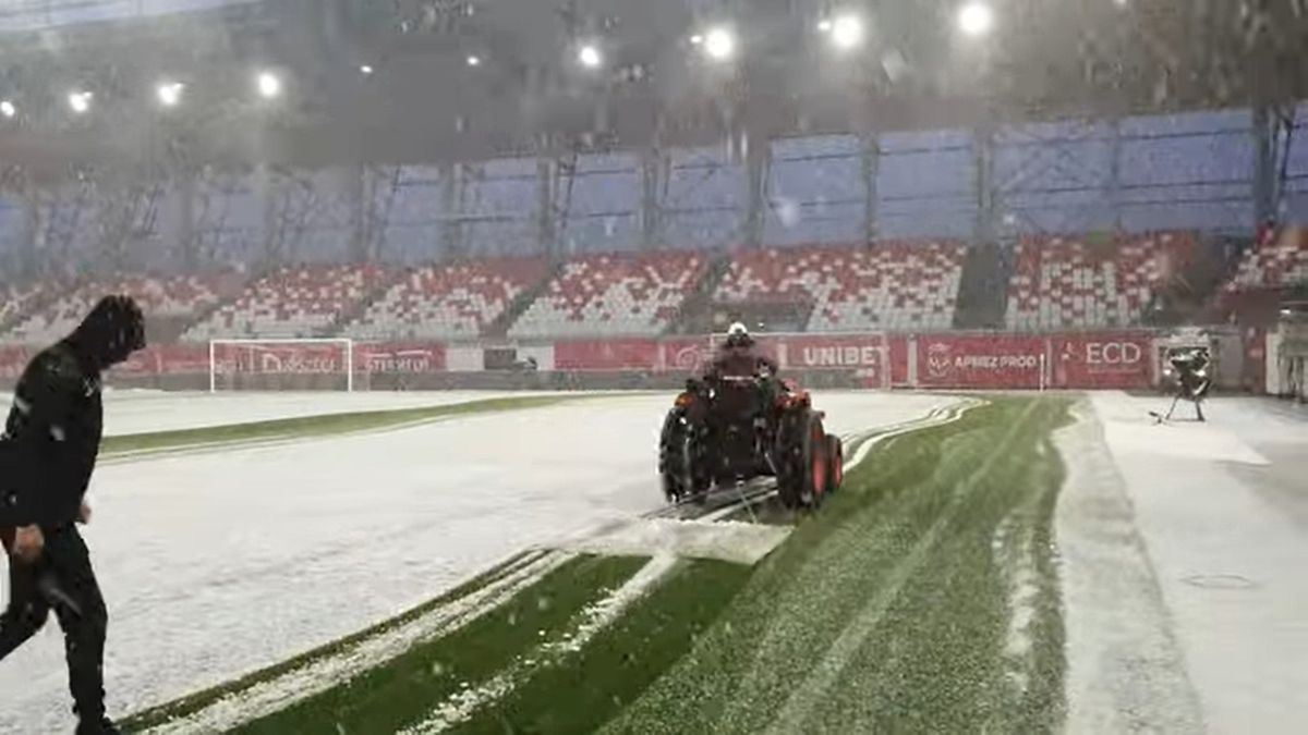 S-a întors iarna! » Cum arată terenul cu 90 de minute înainte de Sepsi - Gloria Buzău
