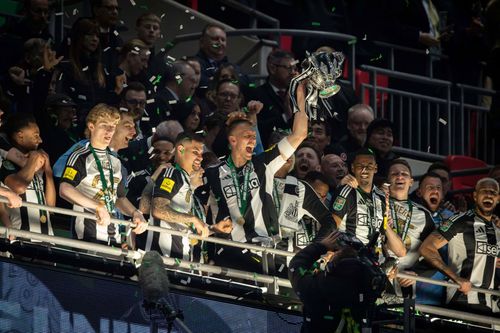 Newcastle aștepta de 70 de ani să câștige un trofeu intern. „Coțefenele” au reușit să triumfe în Cupa Ligii Angliei, 2-1 în finala cu Liverpool / Foto: Imago