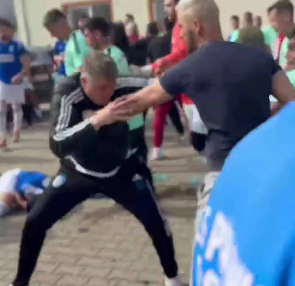 Incident șocant în Sibiu! Un fotbalist a fost CĂLCAT pe cap și umplut de sânge de suporterii și jucătorii adverși: „Am depus plângere penală”