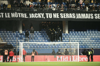 Meciul dintre Montpellier și Saint-Etienne a fost abandonat » Suporterii oaspeților au provocat un incendiu