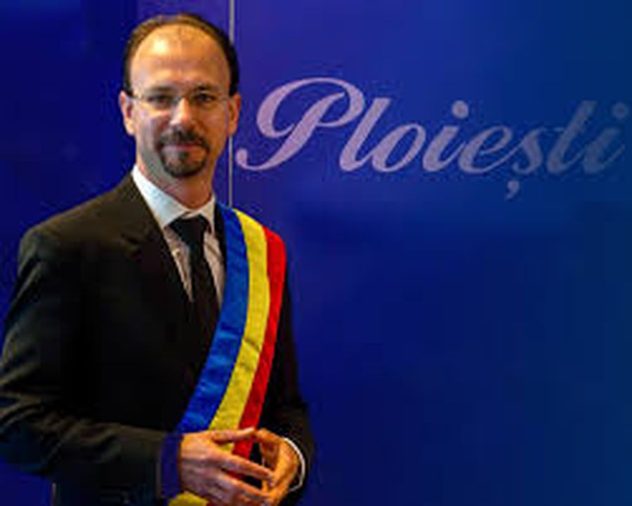 Mihai Polițeanu susține că tot complexul de natație de la Vega va fi redat publicului, ploieștenii nu mai au însă încredere în promisiunile politicienilor locali Galeria Petrolului își confecționează scenografii în bazinul Vega, închis de trei ani, cu tavanul în pericol de prăbușire! + Alt dezastru la clubul Primăriei din Ploiești: patinoarul abandonat