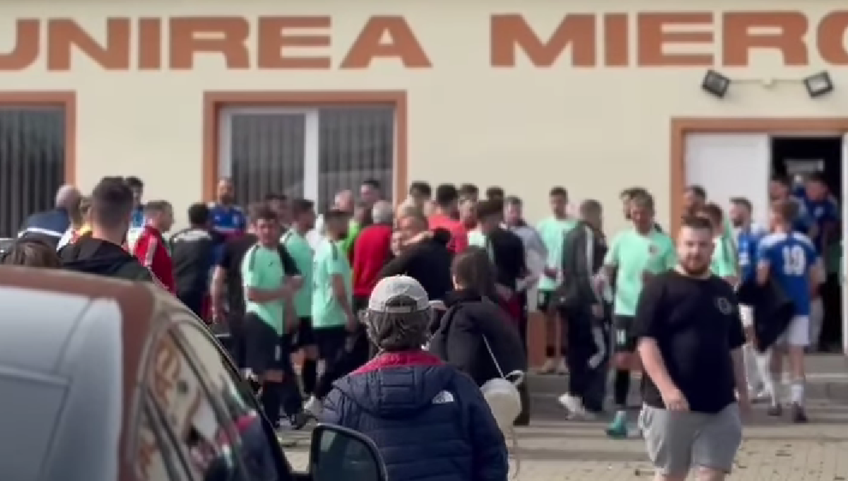 Incident șocant în Sibiu! Un fotbalist a fost CĂLCAT pe cap și umplut de sânge de suporterii și jucătorii adverși: „Am depus plângere penală”