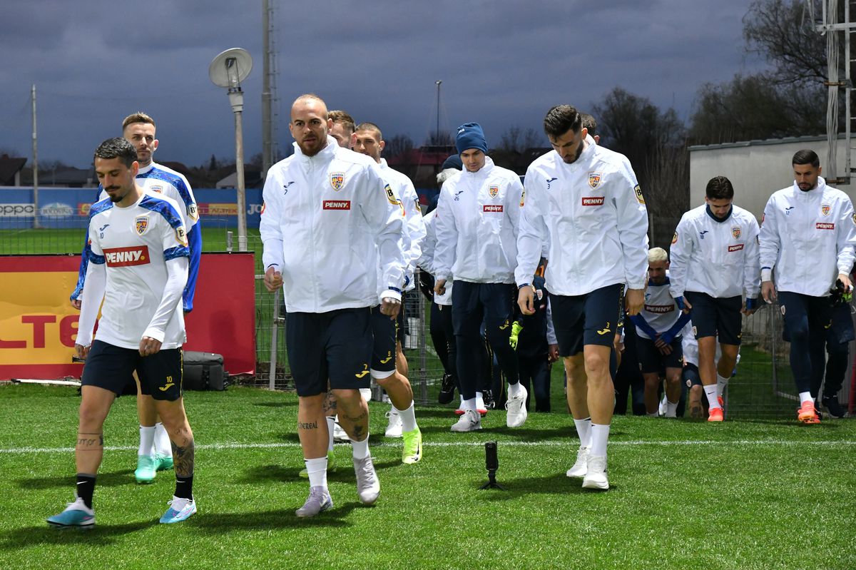 „Zidul galben”, din nou lângă jucătorii României » Apariție surpriză a unui jucător lângă sute de fani care au venit la antrenamentul „naționalei”