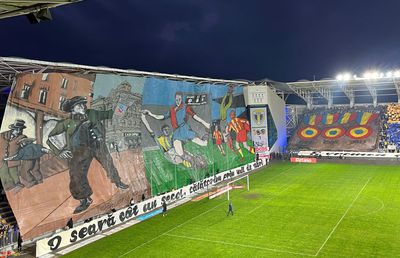 Galeria Petrolului își confecționează scenografii în bazinul Vega, închis de trei ani, cu tavanul în pericol de prăbușire! + Alt dezastru la clubul Primăriei din Ploiești: patinoarul abandonat