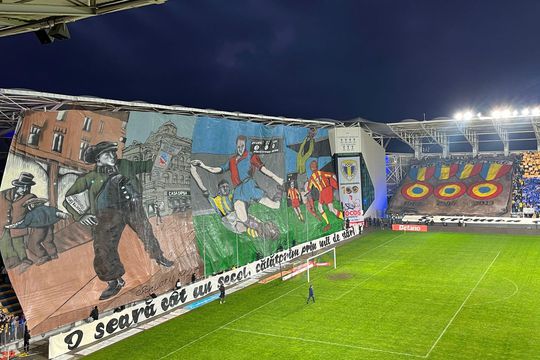 Galeria Petrolului folosește din când în când bazinul Vega degradat pentru a-și confecționa coregrafiile la meciurile mai importante. Foto: GSP
