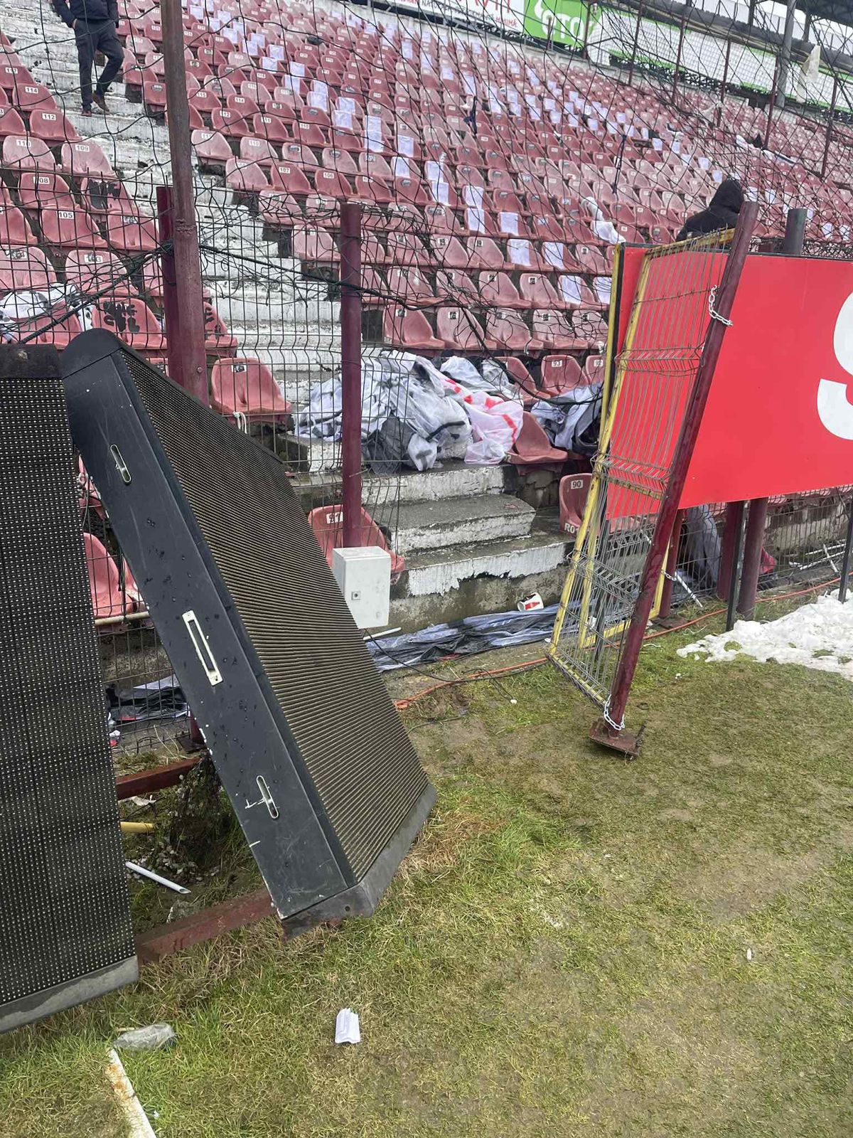 Dezastrul lăsat de suporterii lui U Cluj la derby-ul cu scandal din Gruia