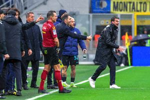 Au apărut discuțiile din camera VAR, la faza care l-a înfuriat pe Chivu: „Există contact, îl chemăm?”