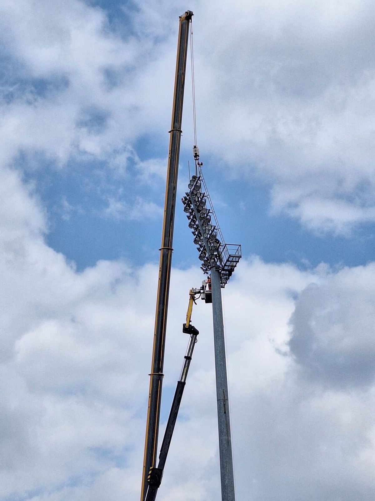 Demontarea instalației de nocturnă de la stadionul Dinamo.