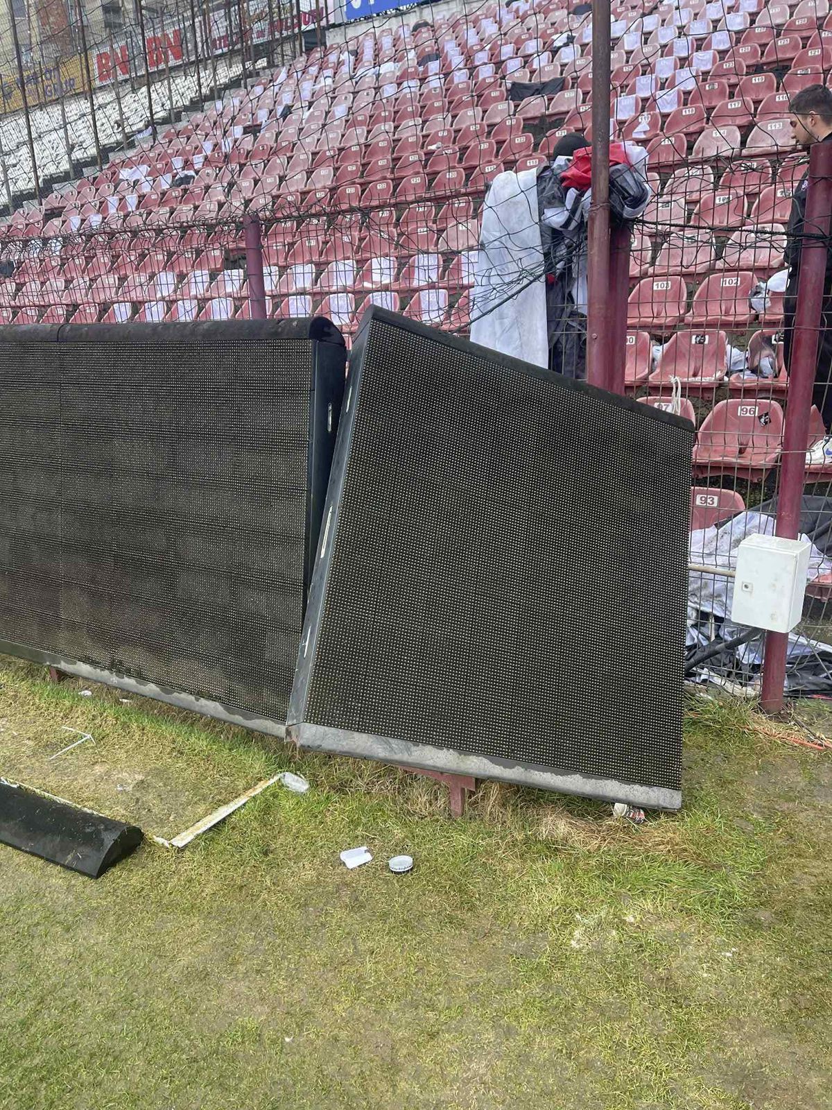 Dezastrul lăsat de suporterii lui U Cluj la derby-ul cu scandal din Gruia