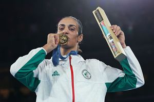 Controversata Imane Khelif, campioană olimpică la Paris, va face trecerea spre boxul profesionist