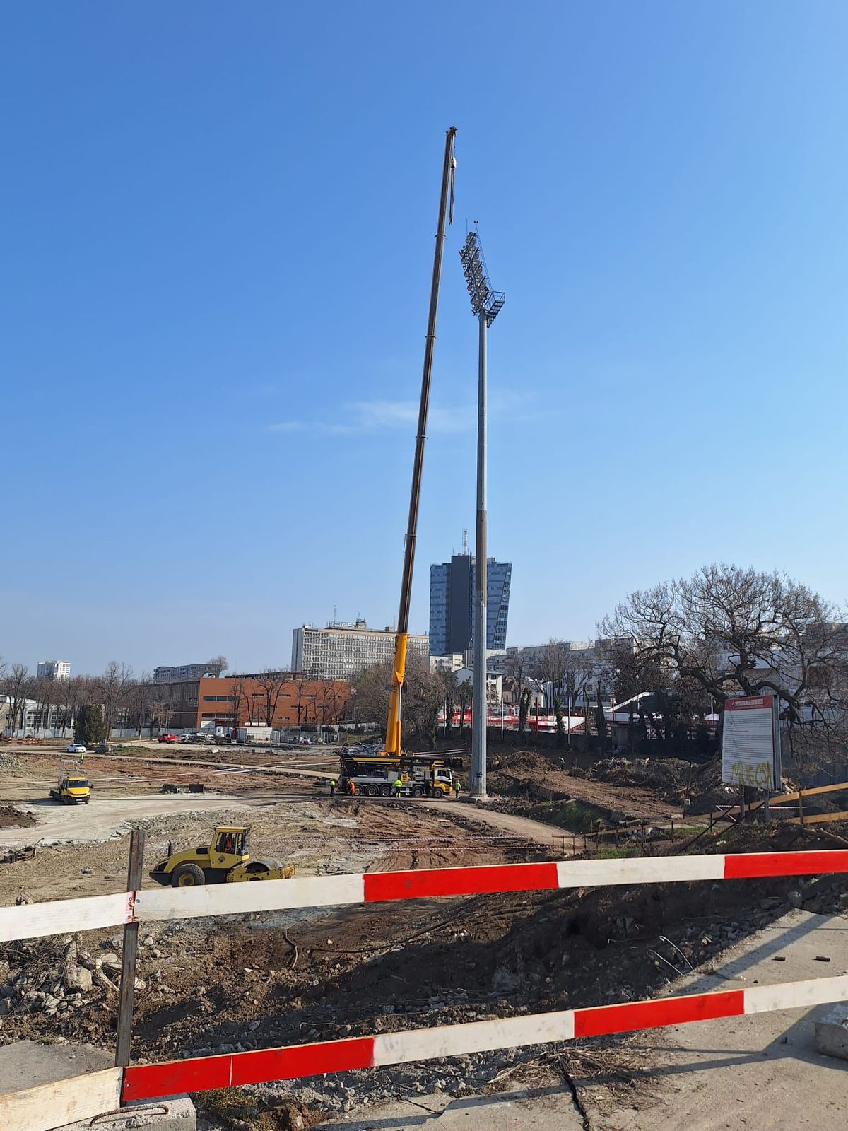 Demontarea instalației de nocturnă de la stadionul Dinamo.