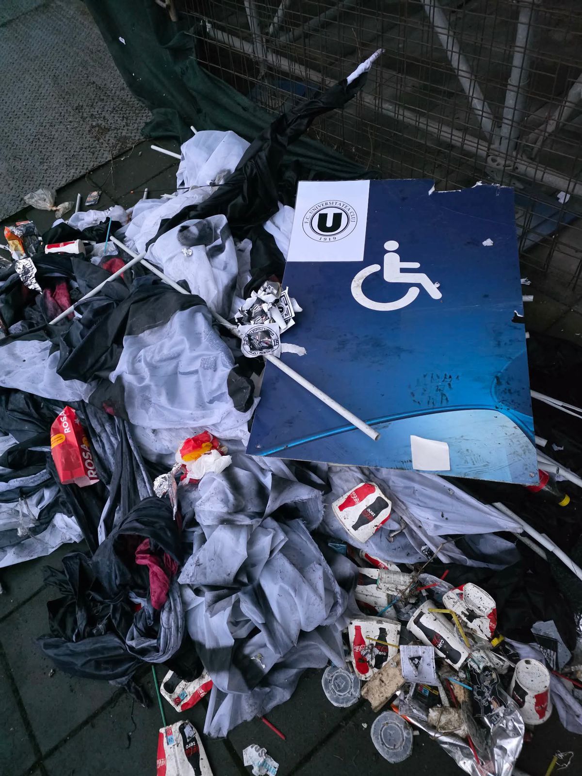 Dezastrul lăsat de suporterii lui U Cluj la derby-ul cu scandal din Gruia