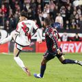 Andrei Rațiu în acțiune, în Rayo - Levante (1-1) / Foto: Imago