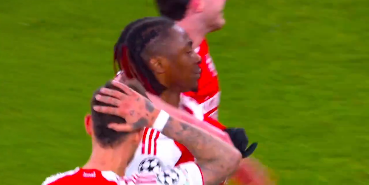 Gol senzațional în Arsenal - Leverkusen » Coechipierii și-au pus mâinile în cap