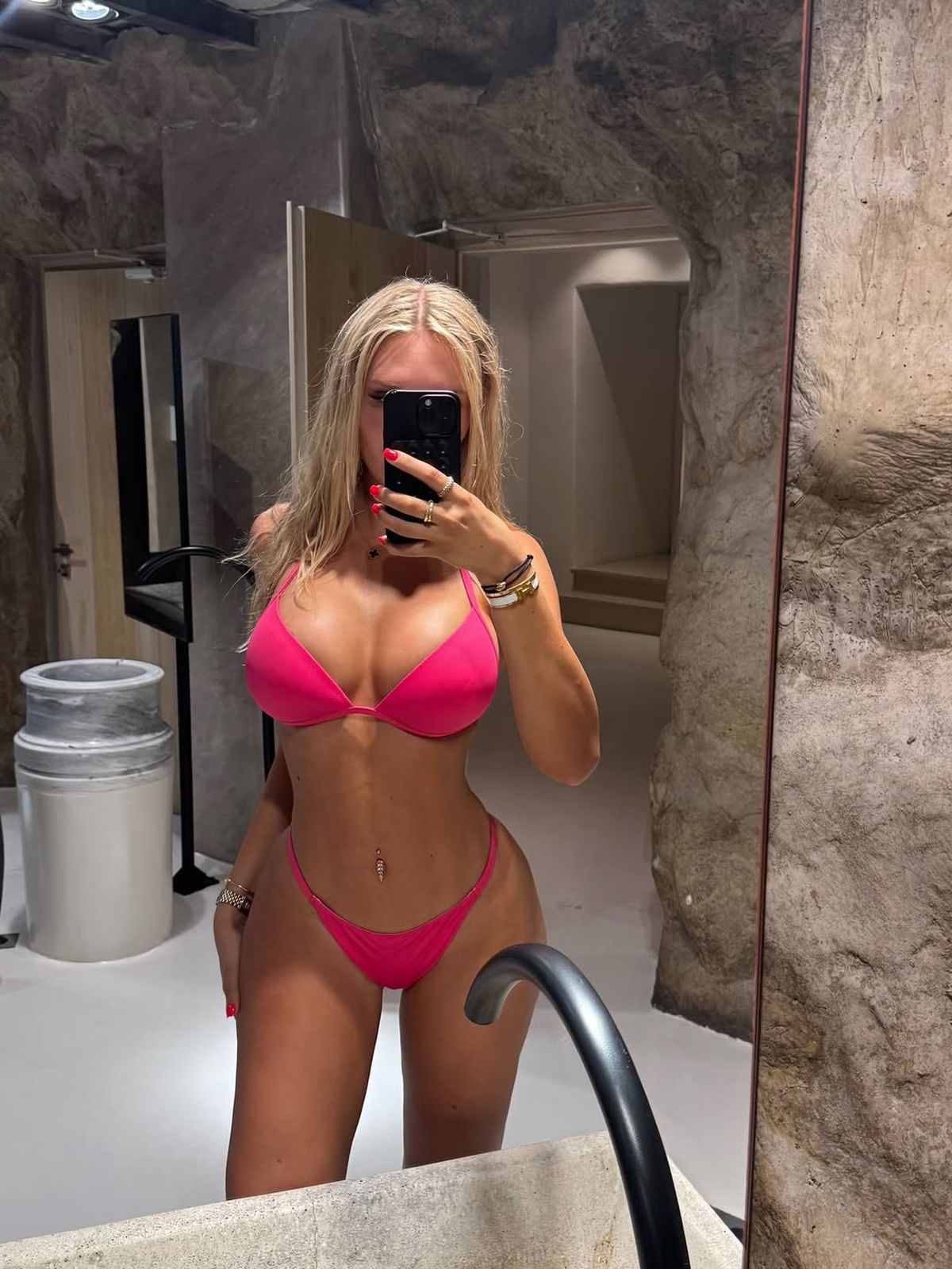 „Mi-am zis: «dacă te alege un fotbalist, înseamnă că ai ceva special»” » Influencerița devoratoare de jucători: „Mi-am mărit sânii pentru el”