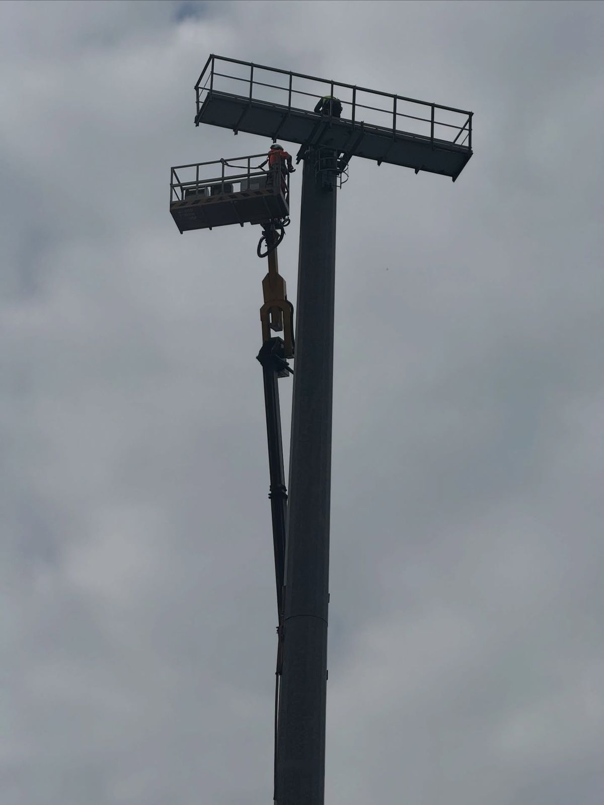 Demontarea instalației de nocturnă de la stadionul Dinamo.