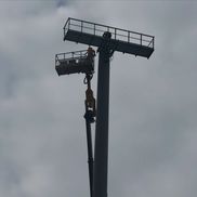 Demontarea instalației de nocturnă de la stadionul Dinamo // FOTO: Facebook @CS Dinamo Bucuresti