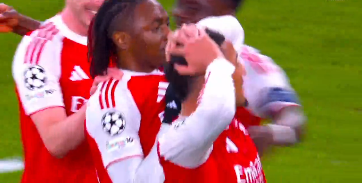 Gol senzațional în Arsenal - Leverkusen » Coechipierii și-au pus mâinile în cap