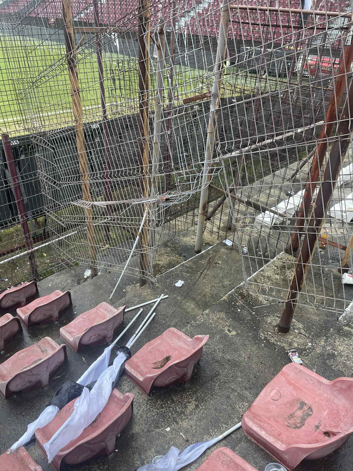 Dezastrul lăsat de suporterii lui U Cluj la derby-ul cu scandal din Gruia