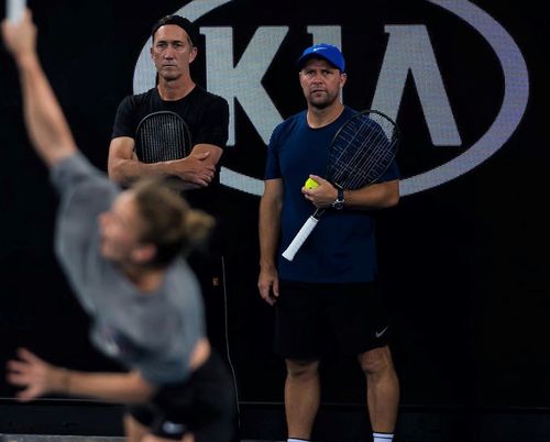 Artemon Apostu Efremov alături de Darren Cahill, supraveghind un antrenament al Simonei Halep la Australian Open // FOTO: Jimmie48Photography