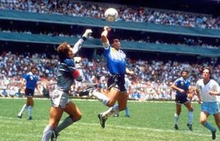 Diego Maradona a povestit cum i-a venit ideea „Mâinii lui Dumnezeu”: „Taci, prostule! Îmbrățișează-mă!”