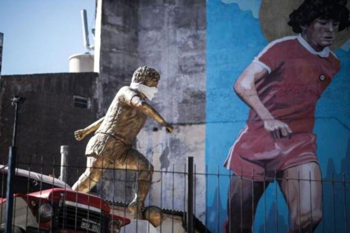 Efectele coronavirusului în Argentina: statuia lui Diego Maradona „poartă” mască