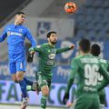 În ianuarie a fost 0-0 pe zăpadă la Craiova - Sepsi. Însă Screciu (stânga) a văzut „roșu”