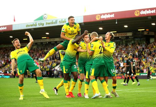 Norwich este prima echipă promovată matematic în Premier League. „Canarii” au obținut biletul fără să joace, după remiza dintre Swanse și Wycombe, scor 2-2.