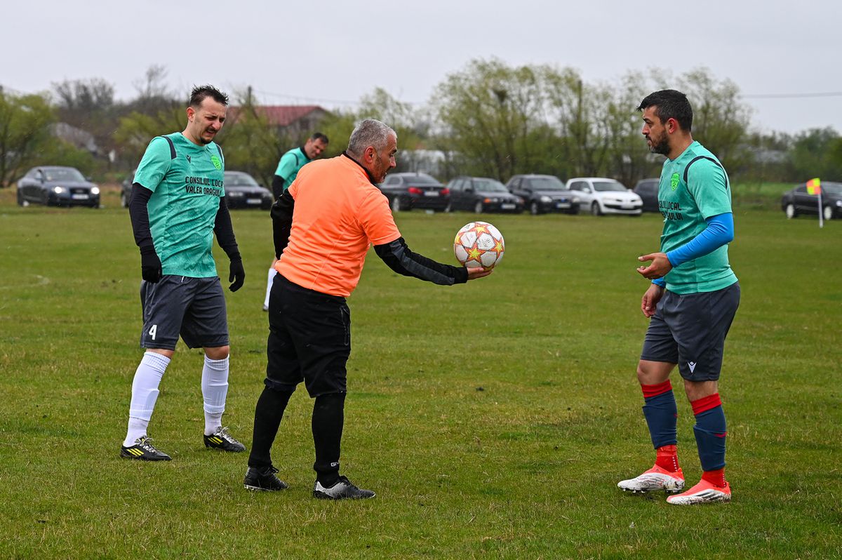 Pasiune pentru fotbal în „județeana” de Giurgiu » Omerta Stoenești - Săbărelul Ciocoveni s-a jucat pe un vânt crâncen, printre rațe și oi