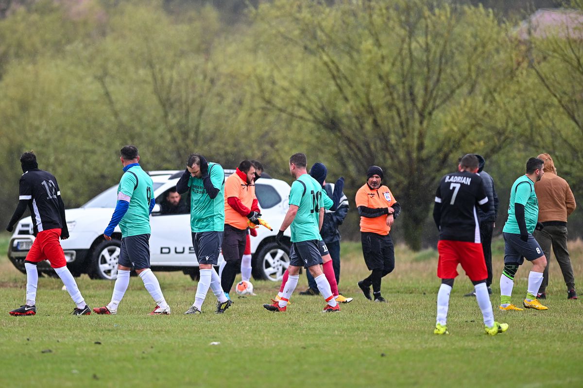 Pasiune pentru fotbal în „județeana” de Giurgiu » Omerta Stoenești - Săbărelul Ciocoveni s-a jucat pe un vânt crâncen, printre rațe și oi