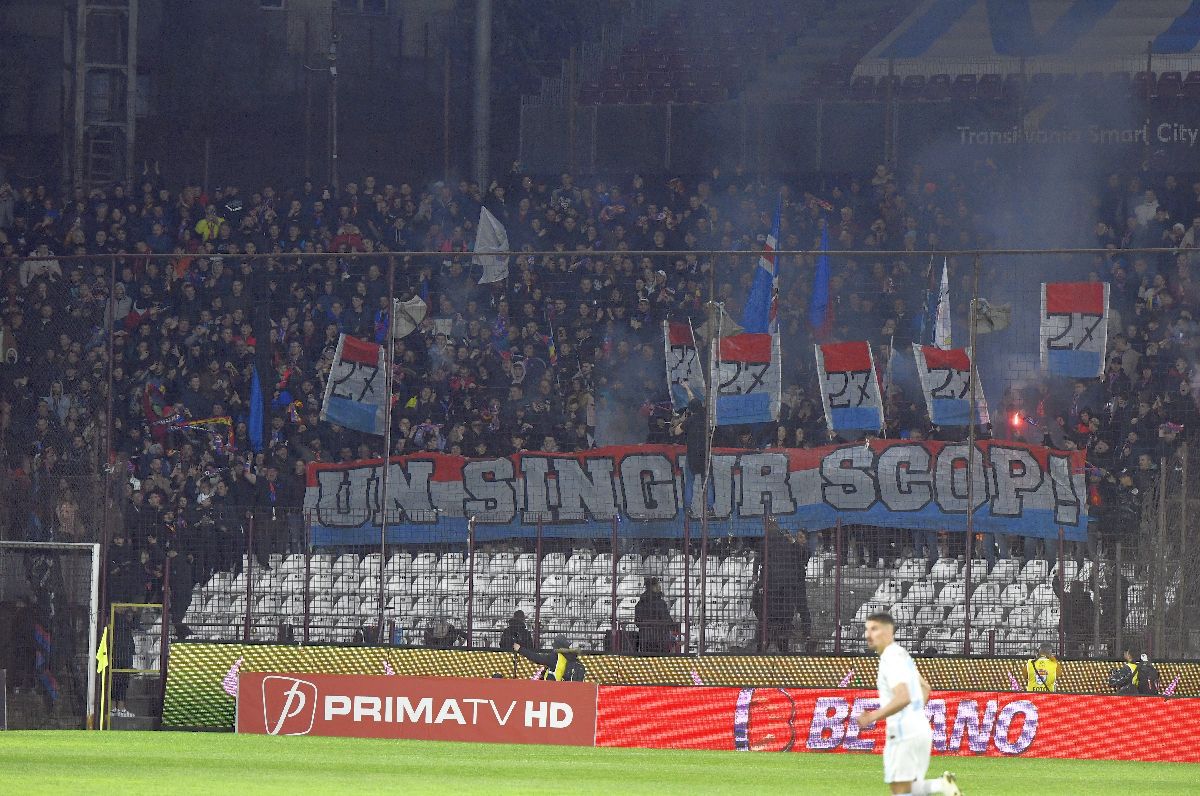 Finală pe teren, spectacol în tribune la CFR Cluj - FCSB » Mesajul afișat de ultrașii roș-albaștrilor