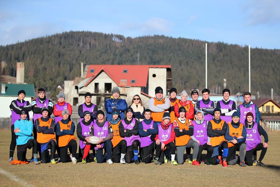 Echipa din Gura Humorului reunită pentru fotografia de grup Foto Ștefan Constantin Lady Rugby a debutat în prima ligă » Gabriela Popescu e singura femeie-președinte din sportul cu balonul oval!