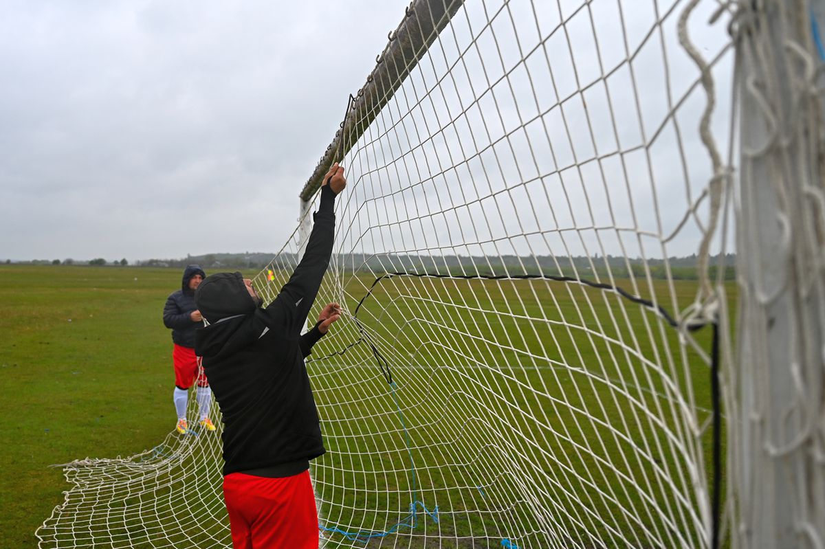 Pasiune pentru fotbal în „județeana” de Giurgiu » Omerta Stoenești - Săbărelul Ciocoveni s-a jucat pe un vânt crâncen, printre rațe și oi