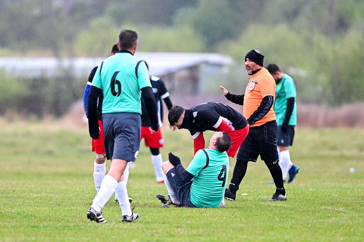Pasiune pentru fotbal în „județeana” de Giurgiu » Omerta Stoenești - Săbărelul Ciocoveni s-a jucat pe un vânt crâncen, printre rațe și oi
