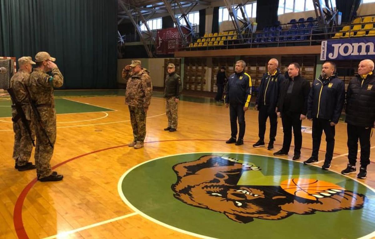 De pe terenul de fotbal, direct pe front! » 14 jucători şi antrenori ai clubului s-au înrolat în armata ucraineană